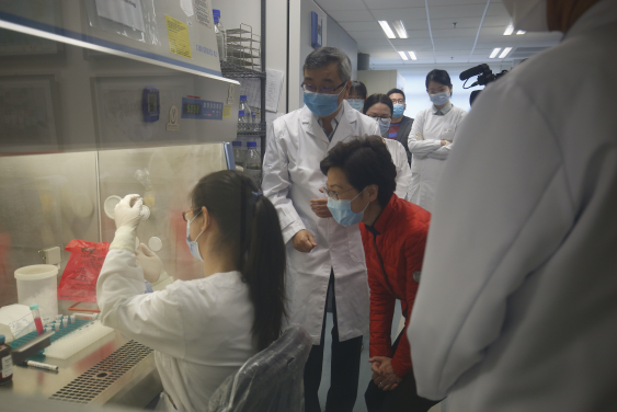 行政長官林鄭月娥於二月十五日到訪港大了解新冠病毒污水監測工作